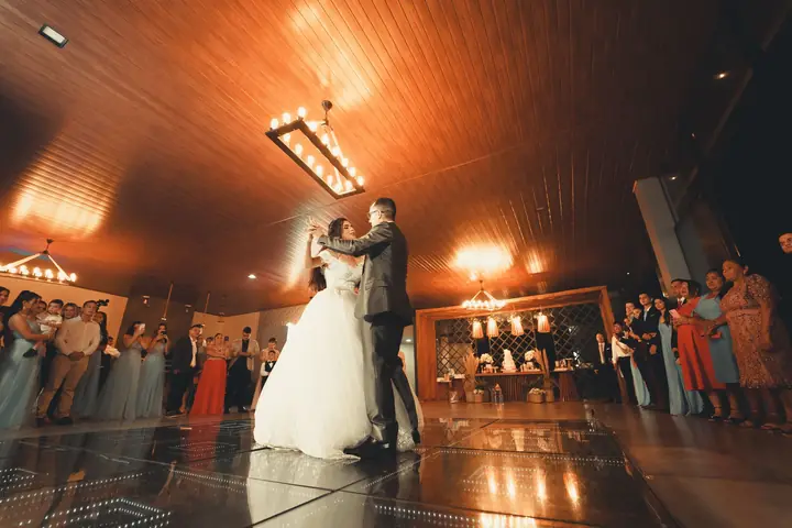 Primeira dança no salão, com os convidados em volta
