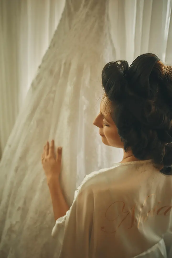 Noiva de robe tocando o vestido antes de se vestir